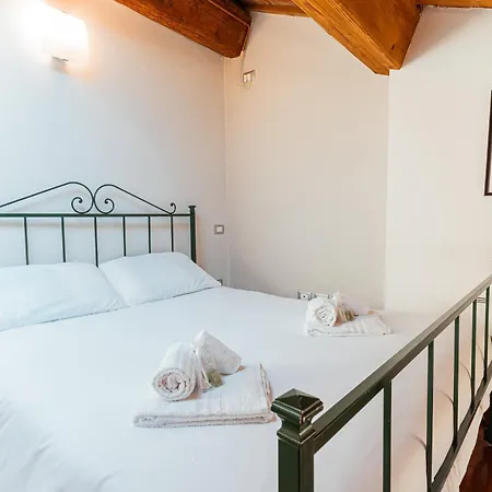 Mansarda Magellano - Parcheggio Auto アパート フェラーラ